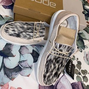 I am selling some new hey dudes shoes